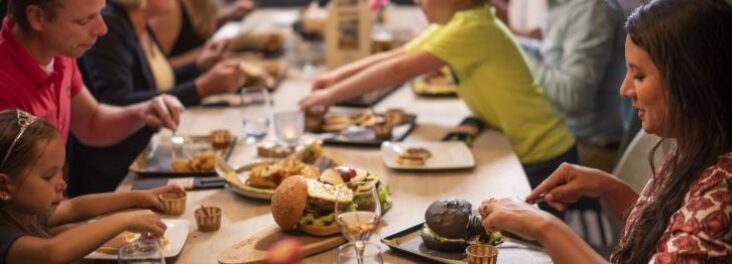 mensen eten in het restaurant