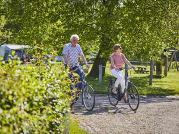Vakantiepark HetWinkel - senioren op de fiets