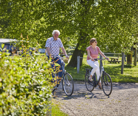 Vakantiepark HetWinkel - senioren op de fiets