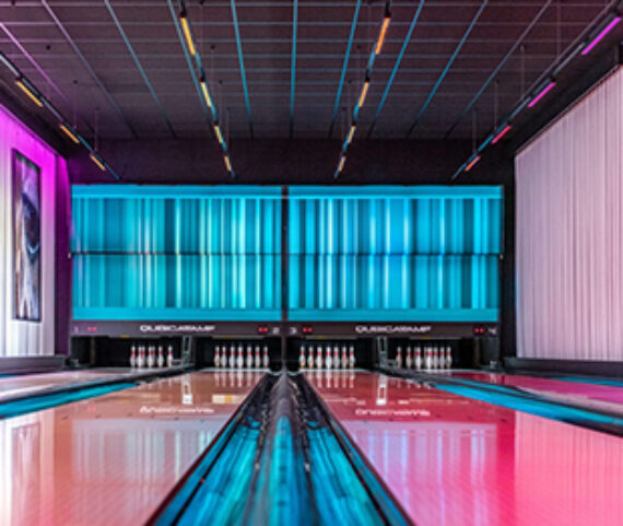 Bij Reuselink vind je 4 moderne bowlingbanen.