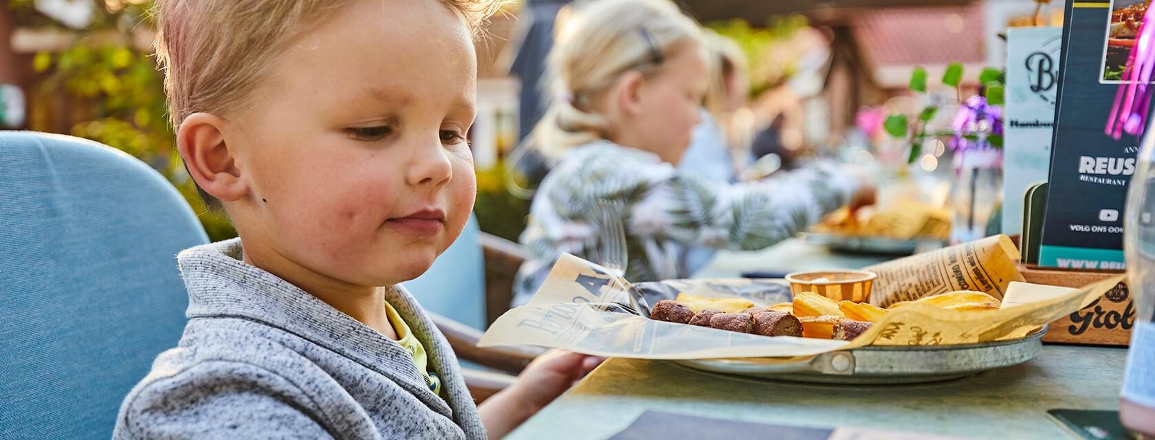 lekker buiten lunchen met frietjes en een frikandel