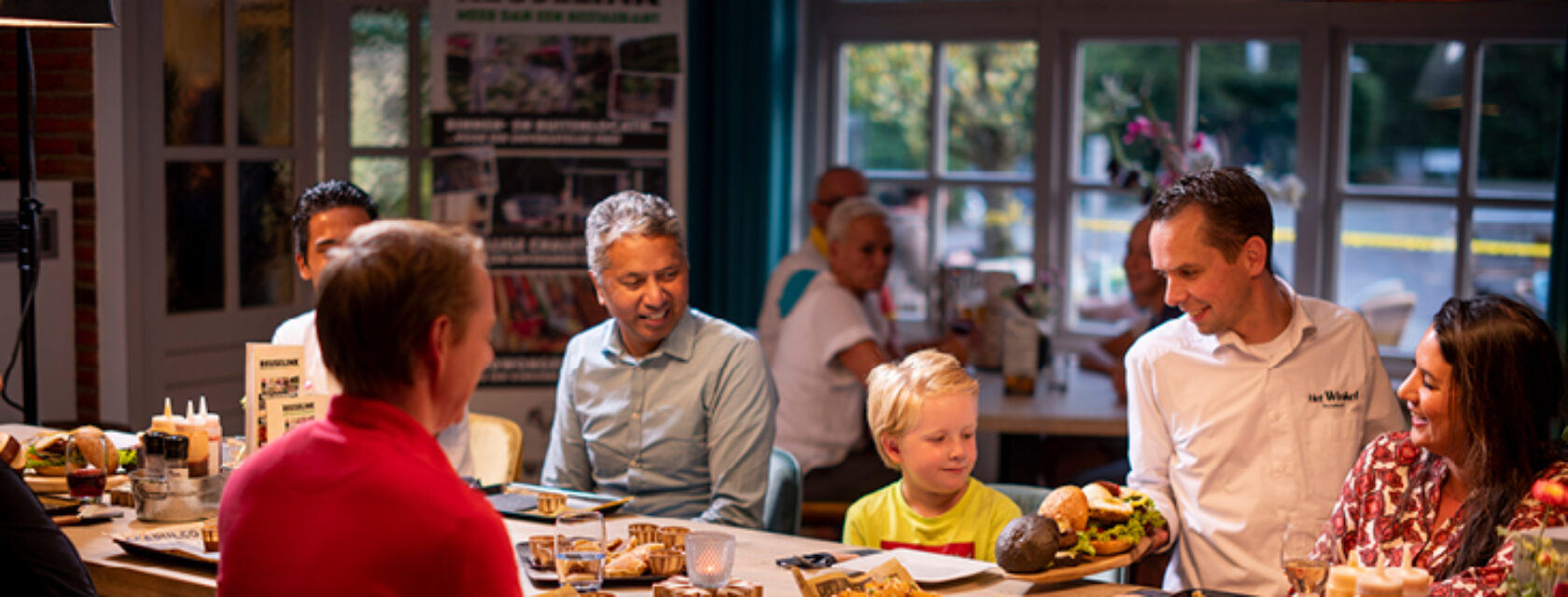 Gezellig tafelen met de hele familie.