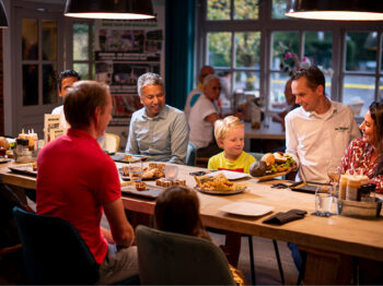 Gezellig tafelen met de hele familie.