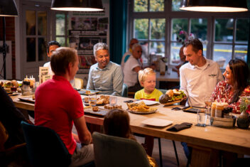 Gezellig tafelen met de hele familie.