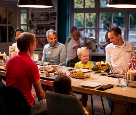 Gezellig tafelen met de hele familie.