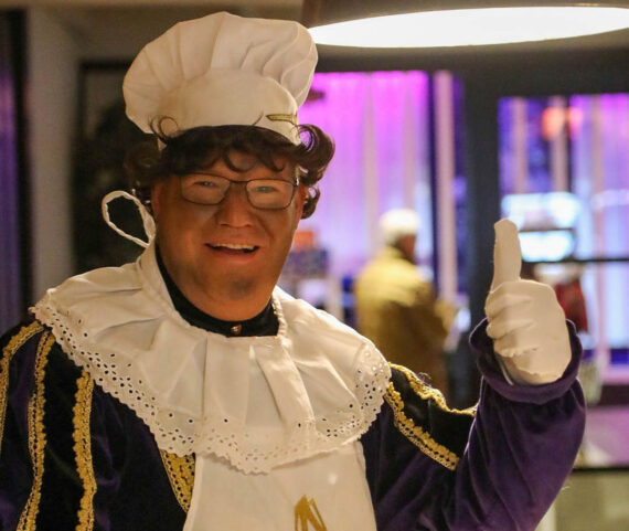 Man verkleed als piet steekt duim op