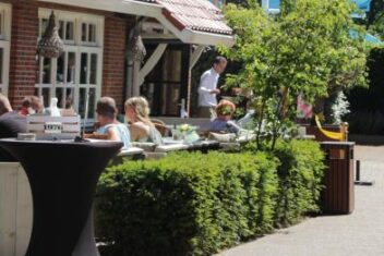 buitenterras waar mensen zitten te genieten van drankjes
