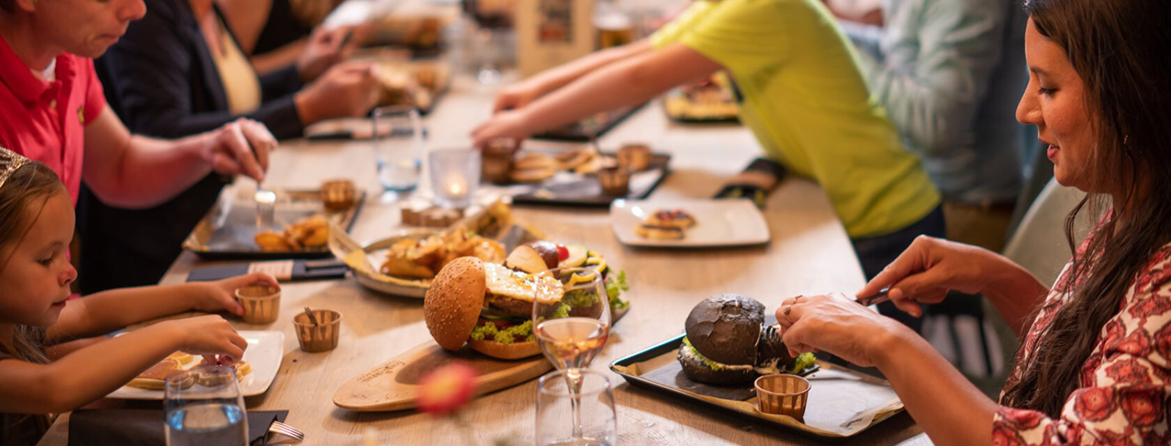 Gezellig tafelen bij restaurant Reuselink in Winterswijk.