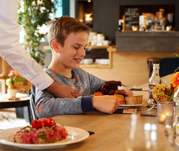 Lekker eten in het restaurant van Reuselink