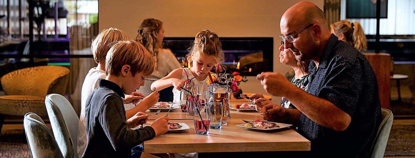 gezin eet in het restaurant