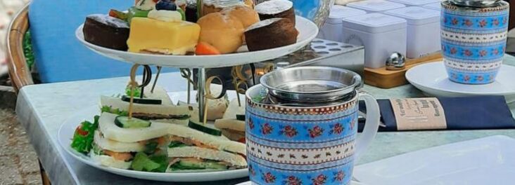 high tea met thee en hapjes